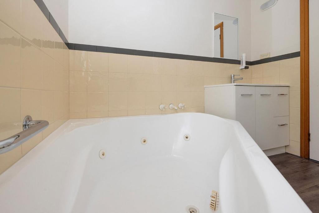 Kitty'S Cottages - Managed By Big4 Strahan Holiday Retreat Екстер'єр фото