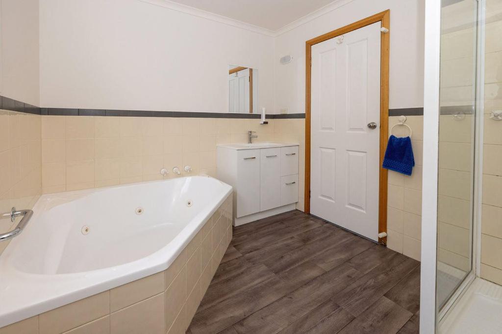 Kitty'S Cottages - Managed By Big4 Strahan Holiday Retreat Екстер'єр фото